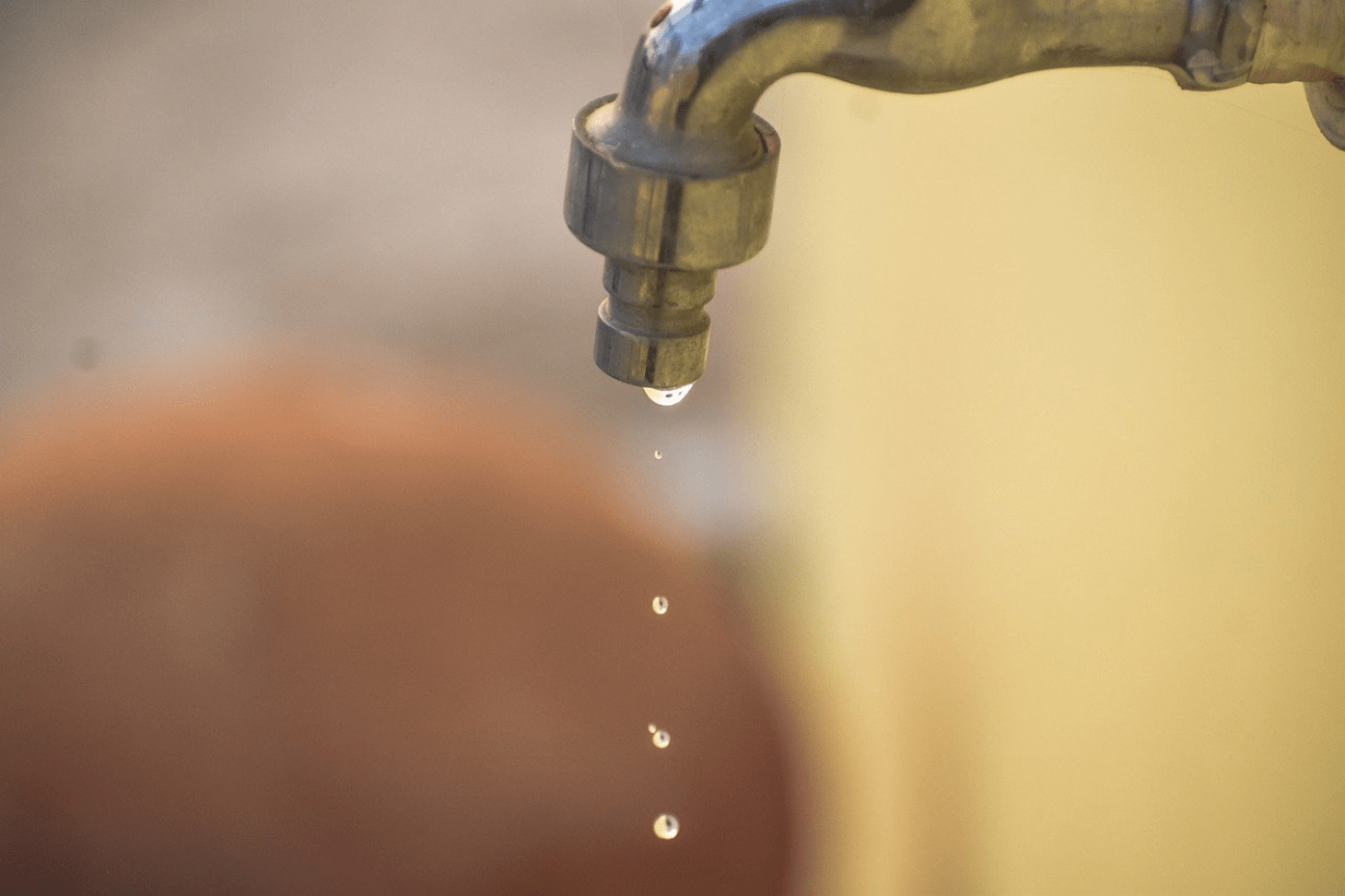 ウォシュレット使用前のチェックポイント:給水管から水が漏れていないか