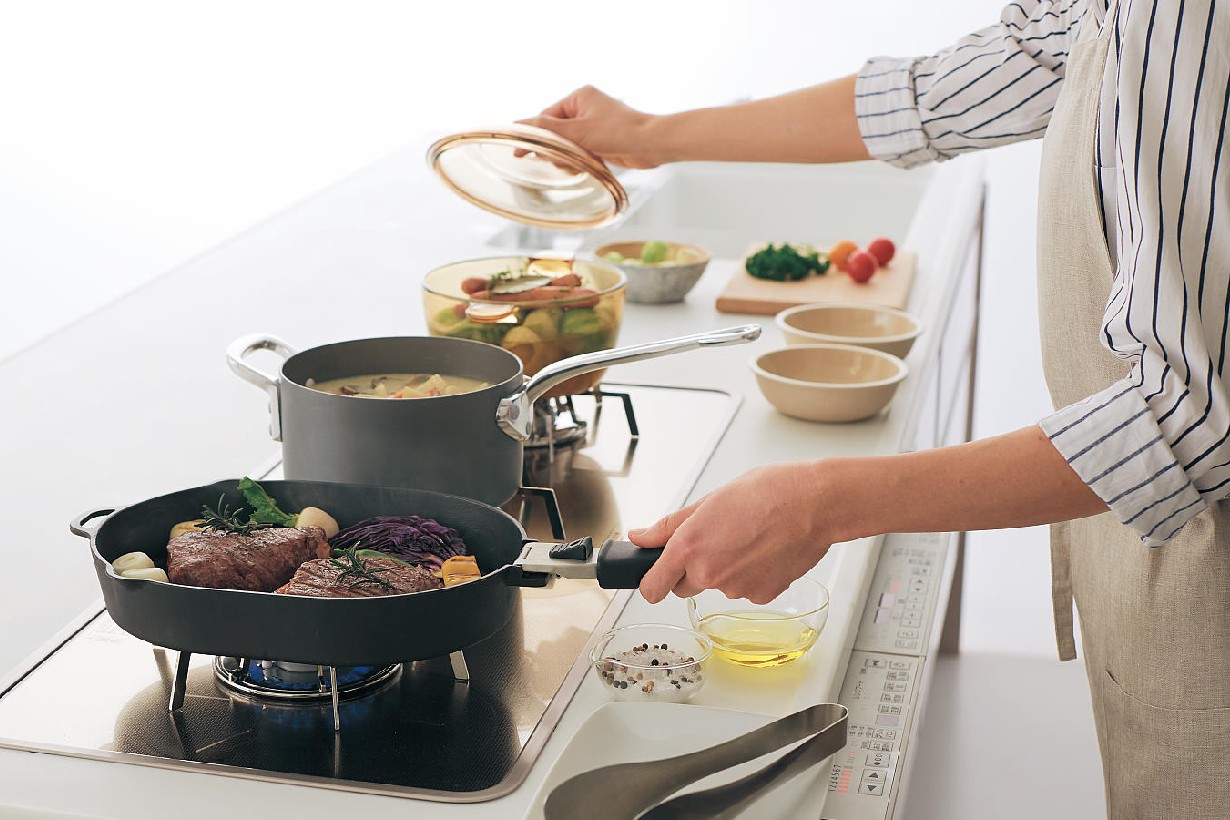 パナソニックのシステムキッチン「ラクシーナ」で料理しているイメージ(画像出典：パナソニック)