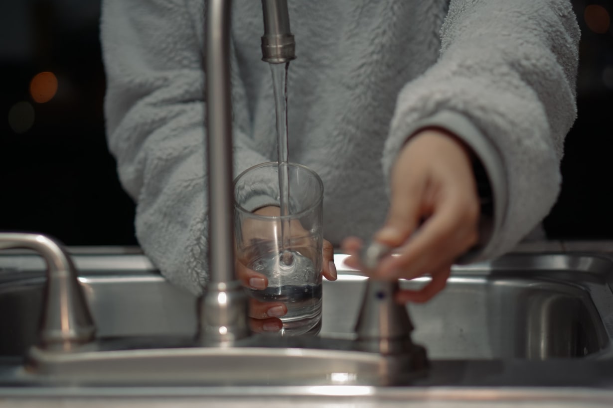 水道の蛇口を開けている様子