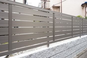 フェンスの種類と構造｜選ぶポイントや目隠しタイプのフェンス、費用相場を解説