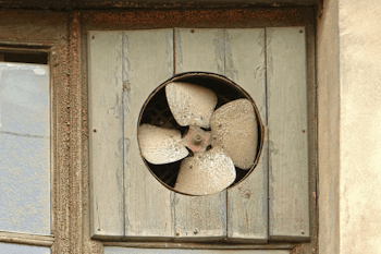 換気扇の頑固な油汚れの落とし方｜簡単にできる掃除術と予防を徹底解説