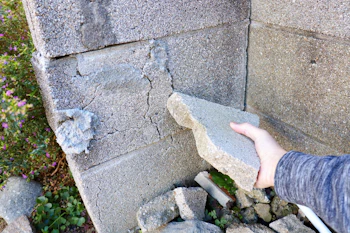 劣化したブロック塀