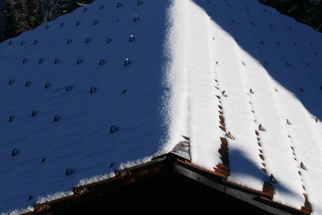 太陽光発電のよくある失敗例:落雪