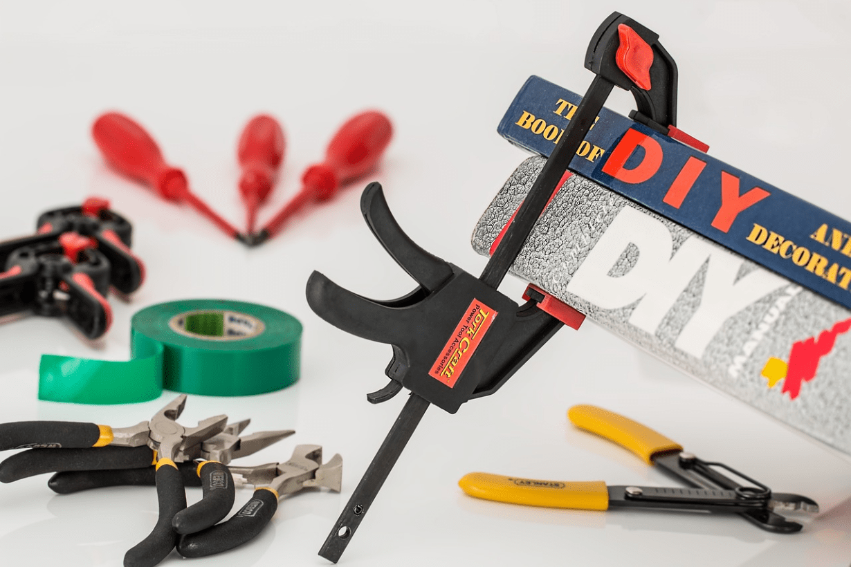 トイレのドア交換は自分でDIYできる?