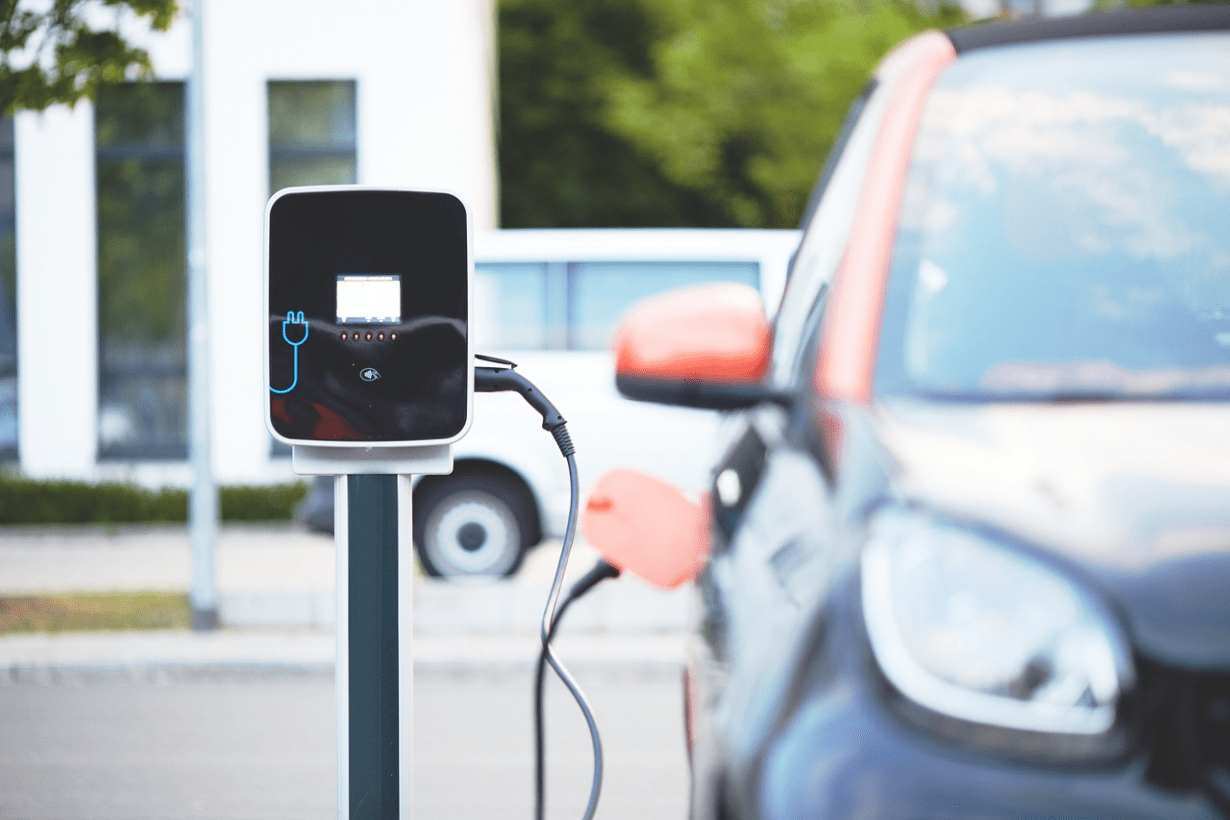 電気自動車を自宅で充電する方法は3通り