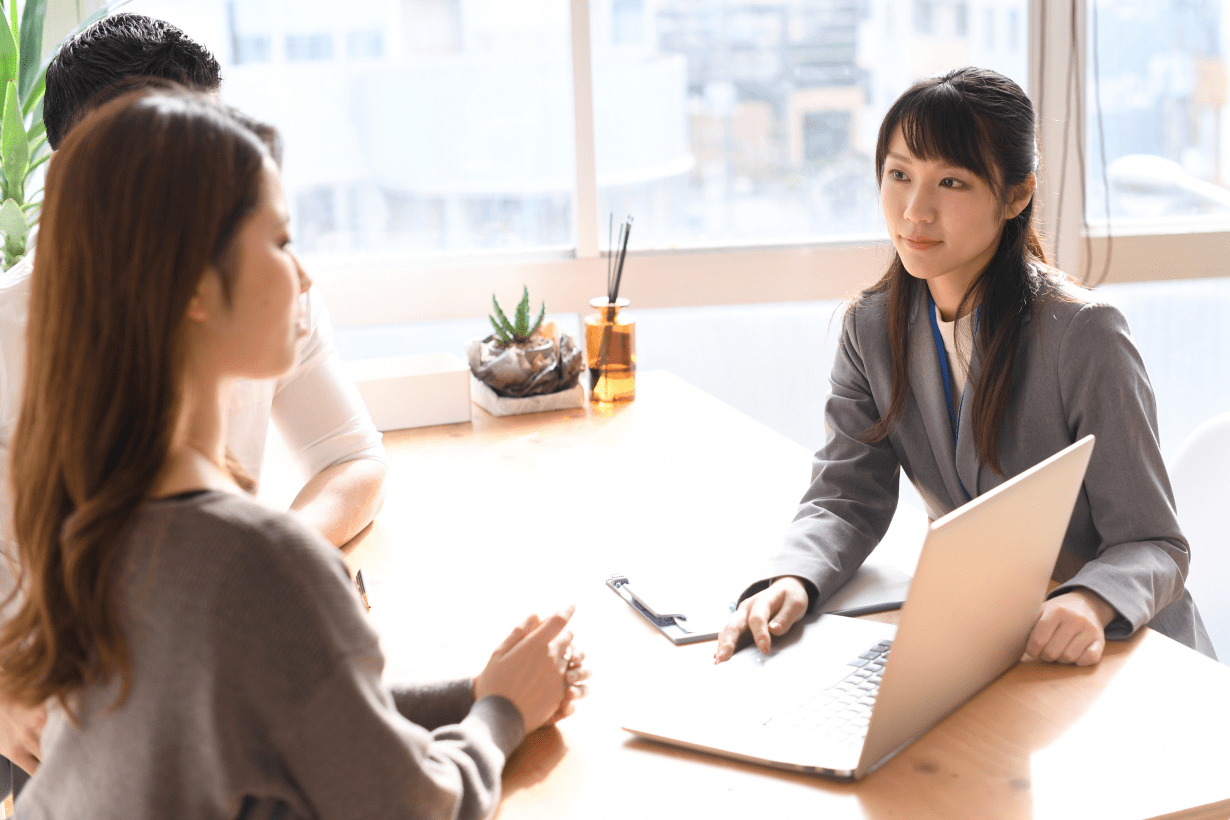 リフォームを相談するカップルと女性