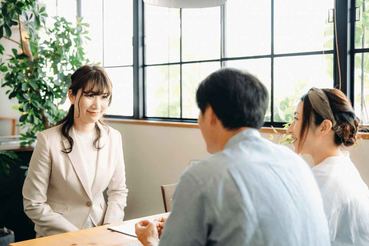 相談するカップルと女性 相談するカップルと女性