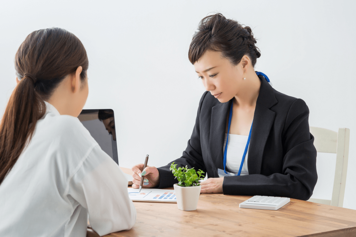 チェックする女性のビジネスパーソン チェックする女性のビジネスパーソン