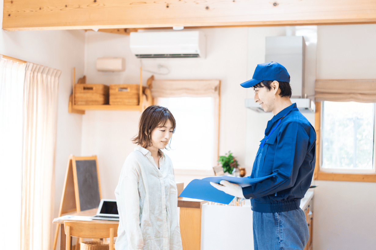 業者と相談をする女性 業者と相談をする女性