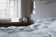 寝室の壁紙の選び方とは? 睡眠の質を高めるデザインや色を紹介