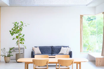 リビングにぴったりの壁紙の選び方について解説