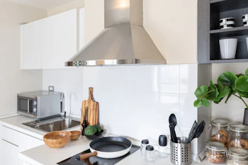 レンジフードと換気扇の違いを解説！選び方・種類ごとのメリットとデメリットも紹介