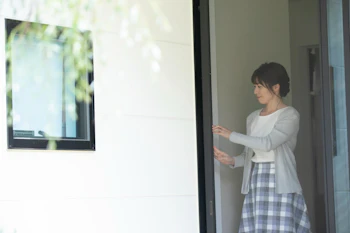 網戸の網の基礎知識｜色・素材の違いや目的に応じた選び方