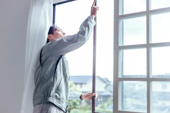 網戸の戸車の交換方法は？仕組みや動きが悪いときの対処法・交換手順