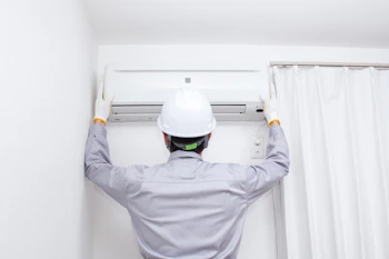 エアコン取り付け費用はいくら？相場・内訳・高くなるケース