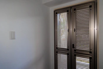 玄関の網戸は後付けできる？網戸の種類やメリット・費用相場・選び方