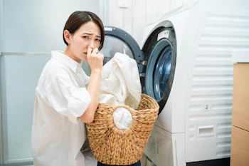 洗濯機の排水口が臭い！原因・掃除方法・業者依頼の目安を解説