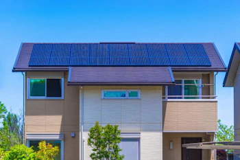 太陽光発電の設置費用はいくら？1kwあたりの相場と費用を抑えるポイント